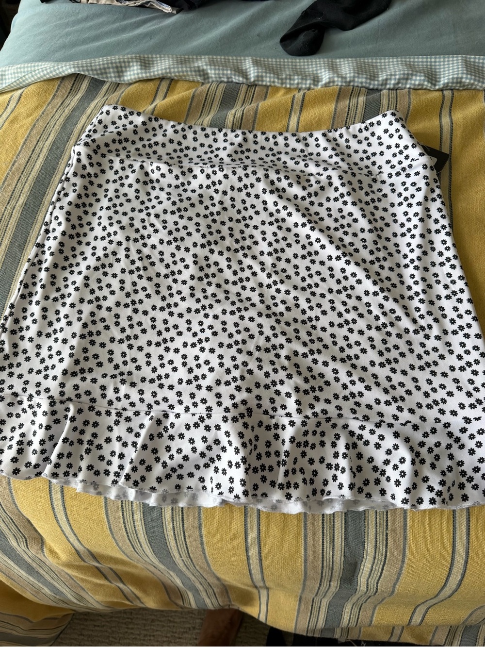 GOLFTINI Black & White Floral Ruffle Hem Mini golf Skirt